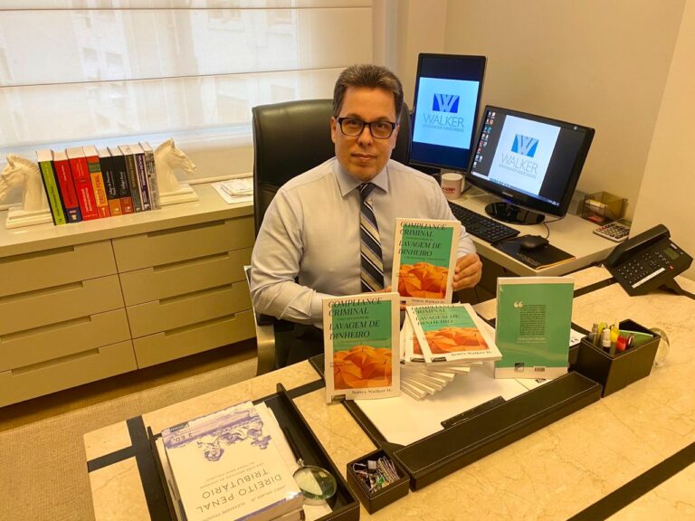 Professor James Walker prepara o lançamento de novo livro