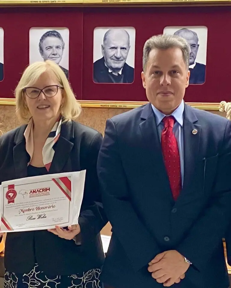 CRIMINALISTA JAMES WALKER ENTREGA TÍTULO À MINISTRA PRESIDENTE DO STF