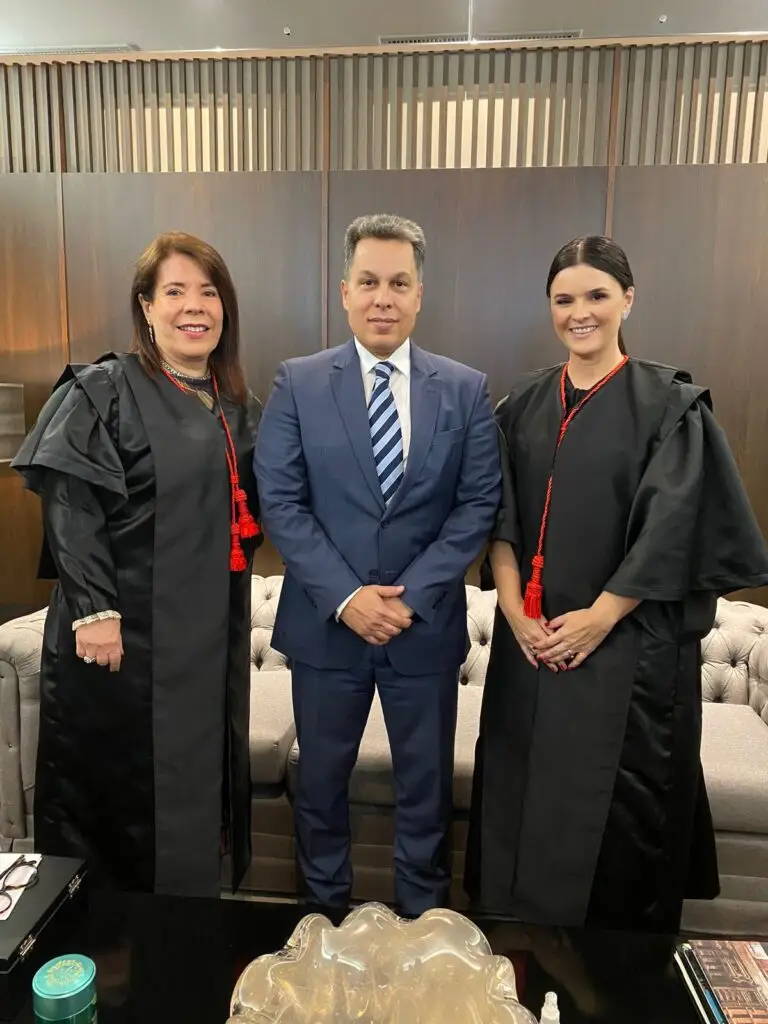 JAMES WALKER PRESTIGIA A POSSE DAS NOVAS DESEMBARGADORAS DO TRE-RJ