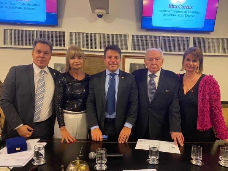 PRESTIGIANDO A AMIGA RITA CORTEZ NA ENTREGA DA MEDALHA PEDRO ERNESTO