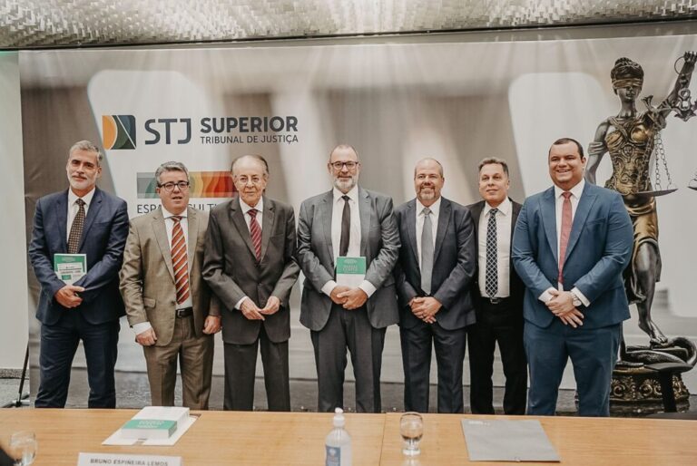 PROFESSOR JAMES WALKER É COAUTOR EM LANÇAMENTO DE LIVRO NO STJ