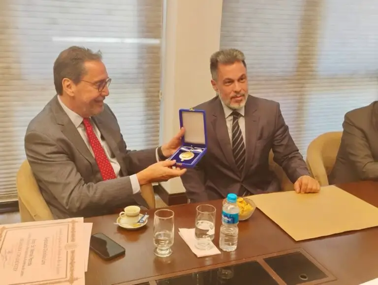 CRIMINALISTA JAMES WALKER ENTREGA COMENDA AO JORNALISTA MERVAL PEREIRA – PRESENTE DA ACADEMIA BRASILEIRA DE LETRAS