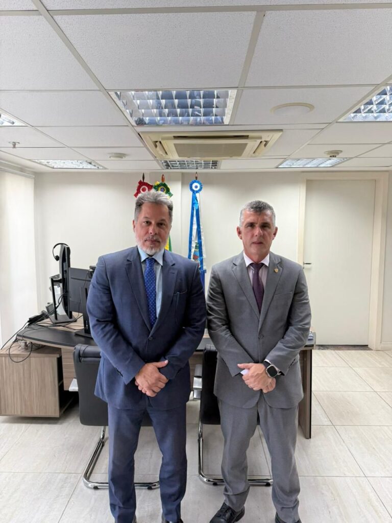 CRIMINALISTA JAMES WALKER EM REUNIÃO INSTITUCIONAL COM O PROCURADOR-CHEFE DO MPT-RJ